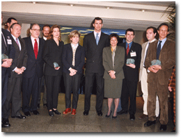 S.A.R. El Príncipe de Asturias D. Felipe de Borbón y Grecia, con los premiados de la Asociación en la edición de 2001