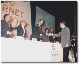 S.A.R. El Príncipe de Asturias D. Felipe de Borbón y Grecia, entrega el premio al mejor página personal en la edición 2001