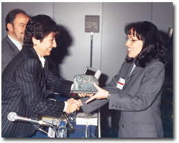 Ana Birulés, Ministra de Ciencia y Tecnología, entrega el premio al mejor web de ocio y entretenimiento en la edición 2002